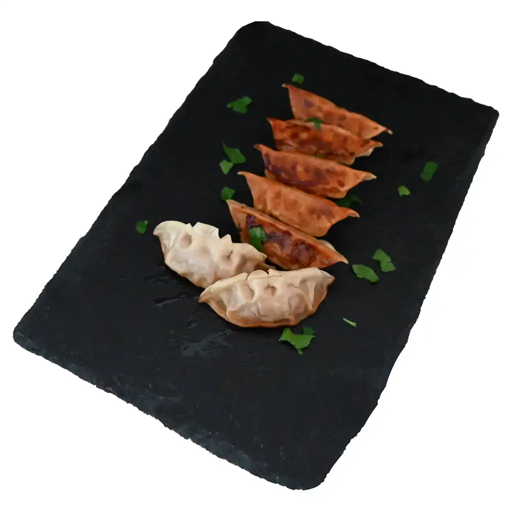 Schweizer Gyozas auf einer Schieferplatte serviert